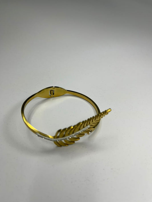 Elegant Gold-Tone Feather Bracelet (stainless steel)