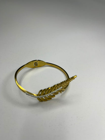 Elegant Gold-Tone Feather Bracelet (stainless steel)