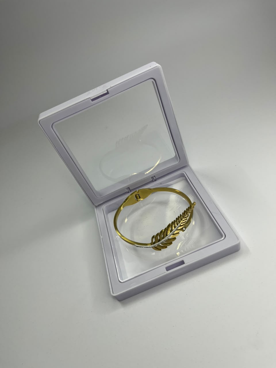 Elegant Gold-Tone Feather Bracelet (stainless steel)